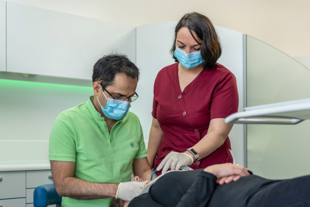 Le Dr Patrick Faramarz en consultation au cabinet de Nanterre