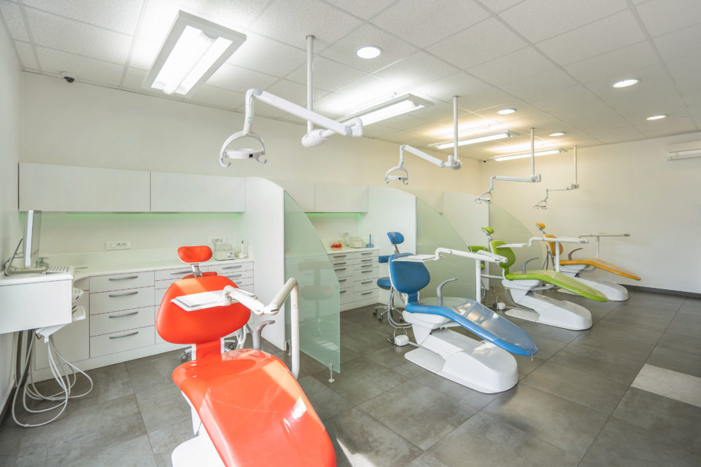 Les fauteuils de soins du cabinet d’orthodontie à Nanterre